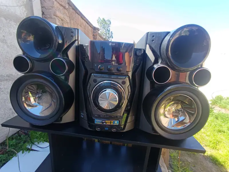 Sistema de sonido LG con altavoces potentes - 1