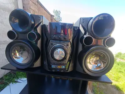Sistema de sonido LG con altavoces potentes - miniatura 1