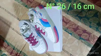 Zapatillas infantiles Puma blancas con diseño colorido - miniatura 1