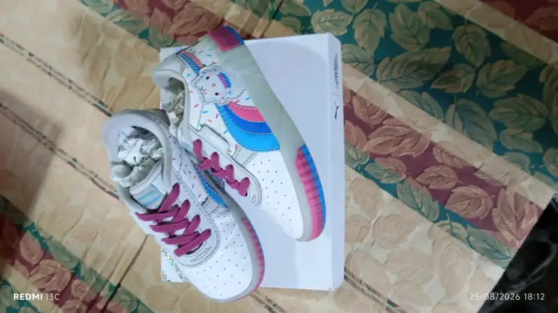 Zapatillas infantiles Puma blancas con diseño colorido - 2