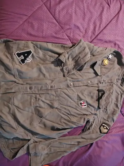 Chaqueta verde militar con parches - miniatura 1