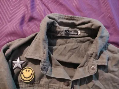 Chaqueta verde militar con parches - miniatura 2