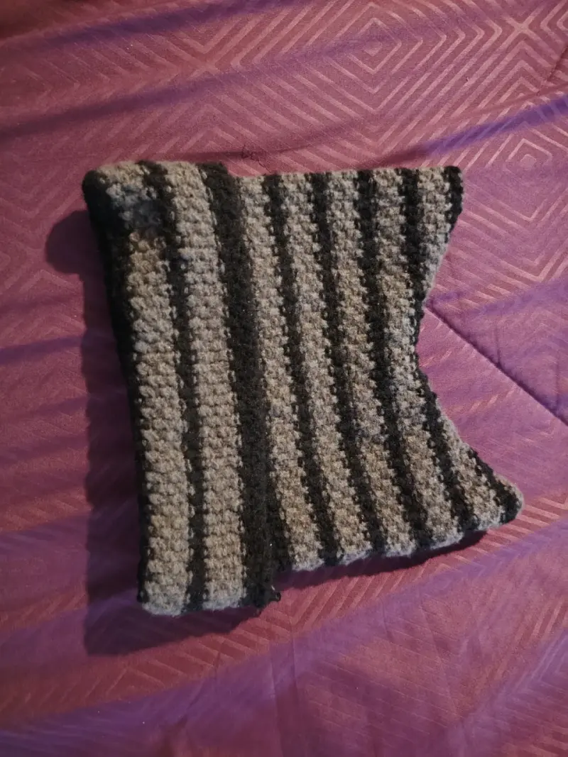 Gorro de lana tejido a rayas gris y negro - 2