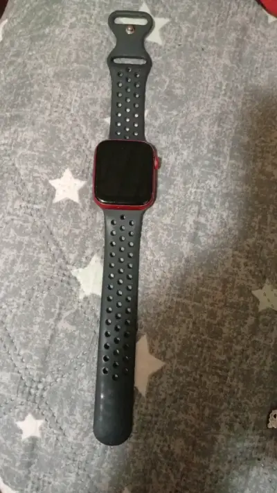 Reloj inteligente con correa deportiva negra - miniatura 1