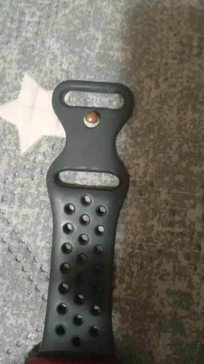 Reloj inteligente con correa deportiva negra - miniatura 2