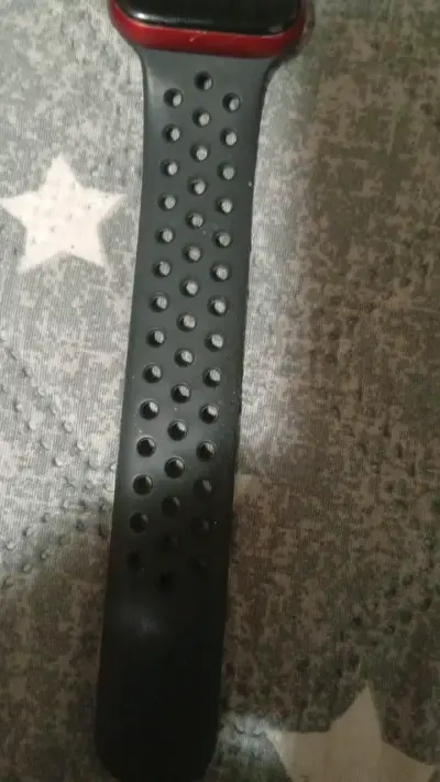 Reloj inteligente con correa deportiva negra - miniatura 3