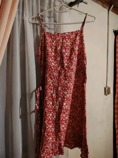 Vestido rojo con flores blancas talla M - miniatura 1