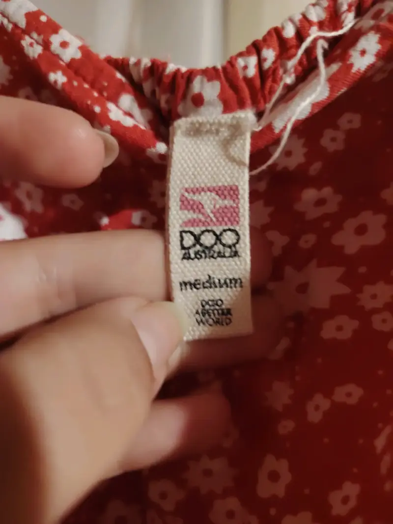 Vestido rojo con flores blancas talla M - 2