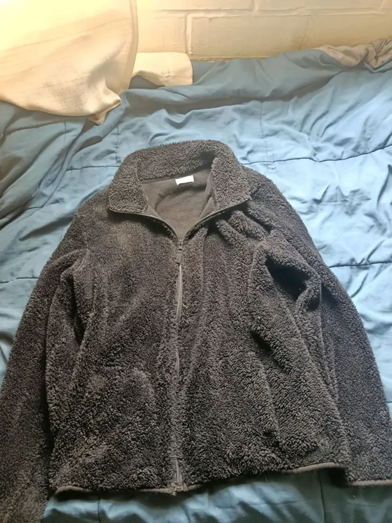 Chaqueta de lana polar negra para mujer