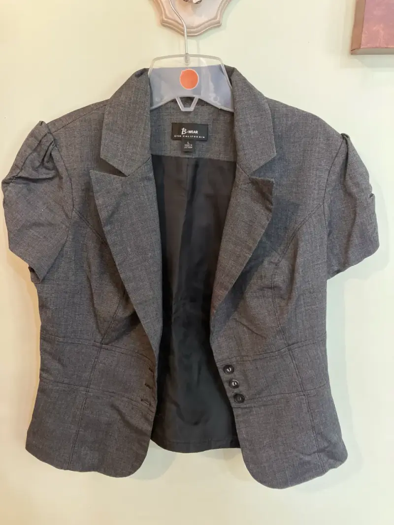Blazer gris de mujer B-Wear con mangas cortas