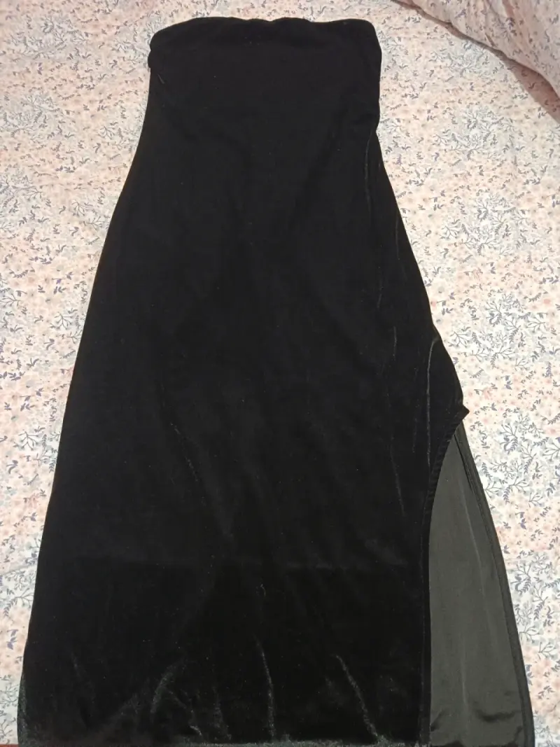 Vestido largo negro de terciopelo elegante - 1
