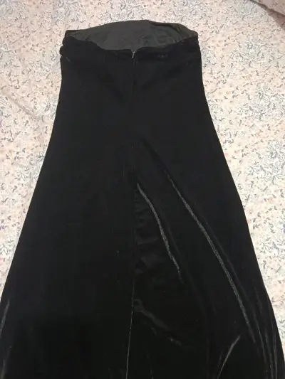 Vestido largo negro de terciopelo elegante - miniatura 2