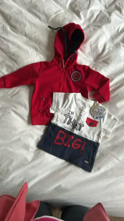 Conjunto de polera y chaqueta roja para niño - miniatura 1