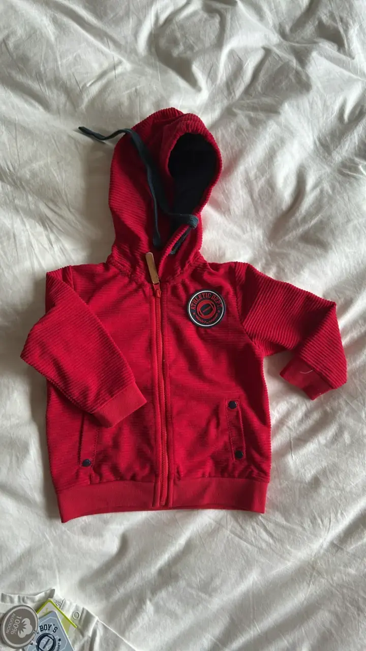 Conjunto de polera y chaqueta roja para niño - 3