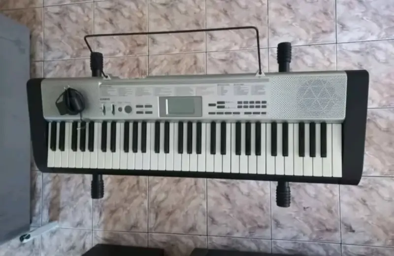 Teclado Casio LK-30 con soporte y pantalla digital - 2