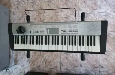 Teclado Casio LK-30 con soporte y pantalla digital - miniatura 2