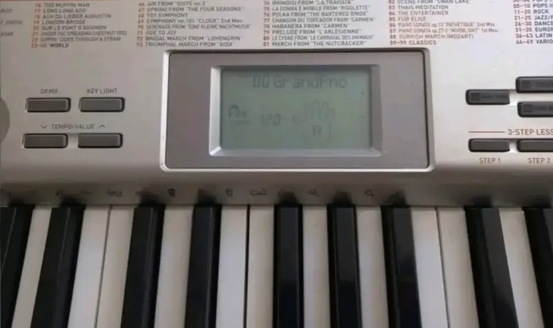 Teclado Casio LK-30 con soporte y pantalla digital - 3