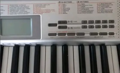 Teclado Casio LK-30 con soporte y pantalla digital - miniatura 4