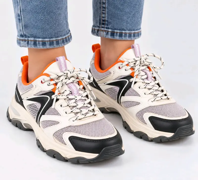 Zapatillas deportivas blancas con detalles naranjas