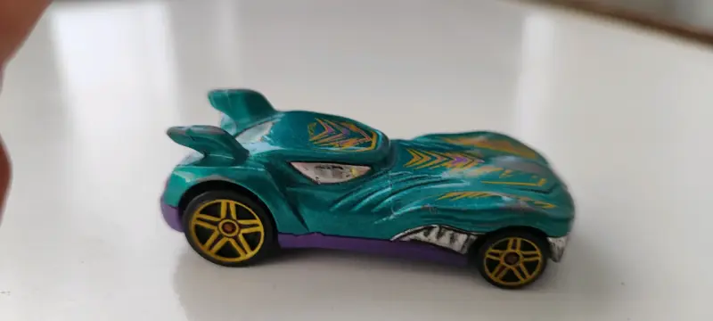 Auto de juguete metálico con detalles amarillos - 1