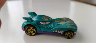 Auto de juguete metálico con detalles amarillos - miniatura 1
