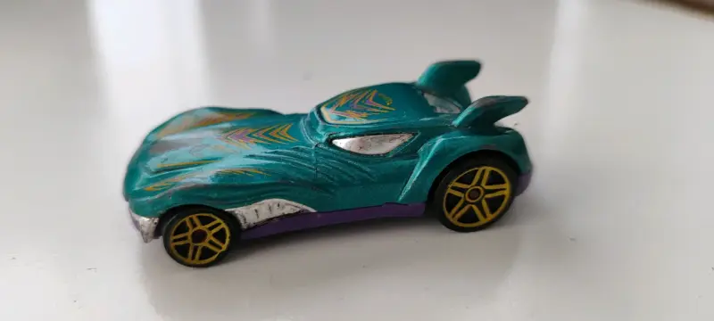 Auto de juguete metálico con detalles amarillos - 2