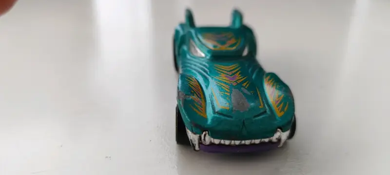 Auto de juguete metálico con detalles amarillos - 3
