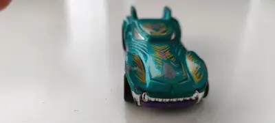 Auto de juguete metálico con detalles amarillos - miniatura 3
