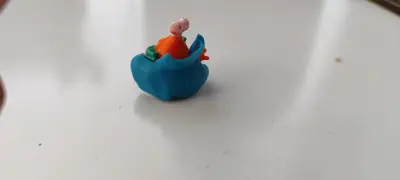 Figura de juguete pequeña colorida - miniatura 1