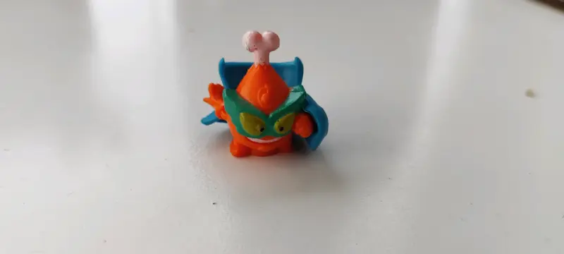 Figura de juguete pequeña colorida - 2
