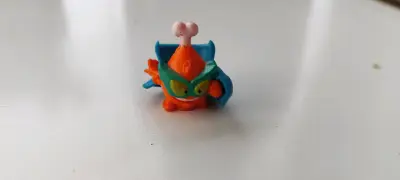 Figura de juguete pequeña colorida - miniatura 2