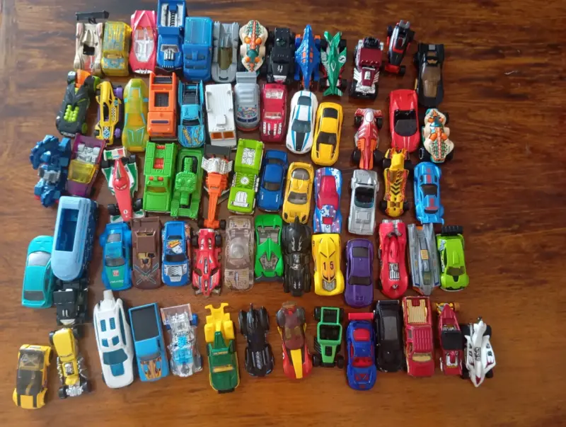 Lote de autos de juguete variados - 1