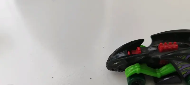 Juguete dragón negro y verde con ruedas - 1