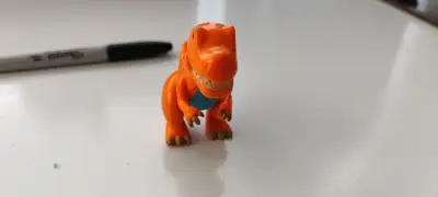 Figura de dinosaurio T-Rex naranja para niños - miniatura 2