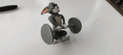 Figura de colección Tom levantando pesas - miniatura 1