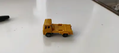 Camión de juguete amarillo pequeño - miniatura 2