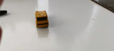 Camión de juguete amarillo pequeño - miniatura 3