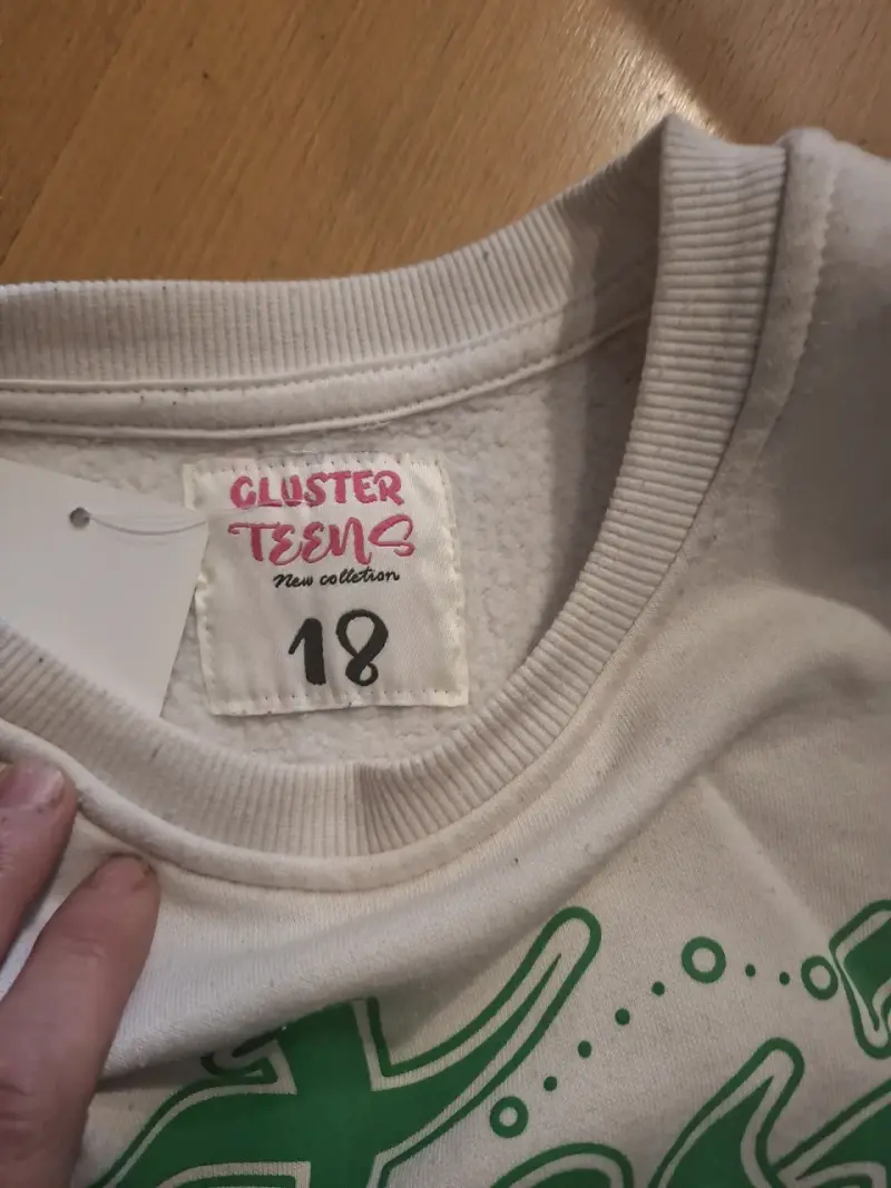 Polerón blanco con estampado verde talla 18 - 4