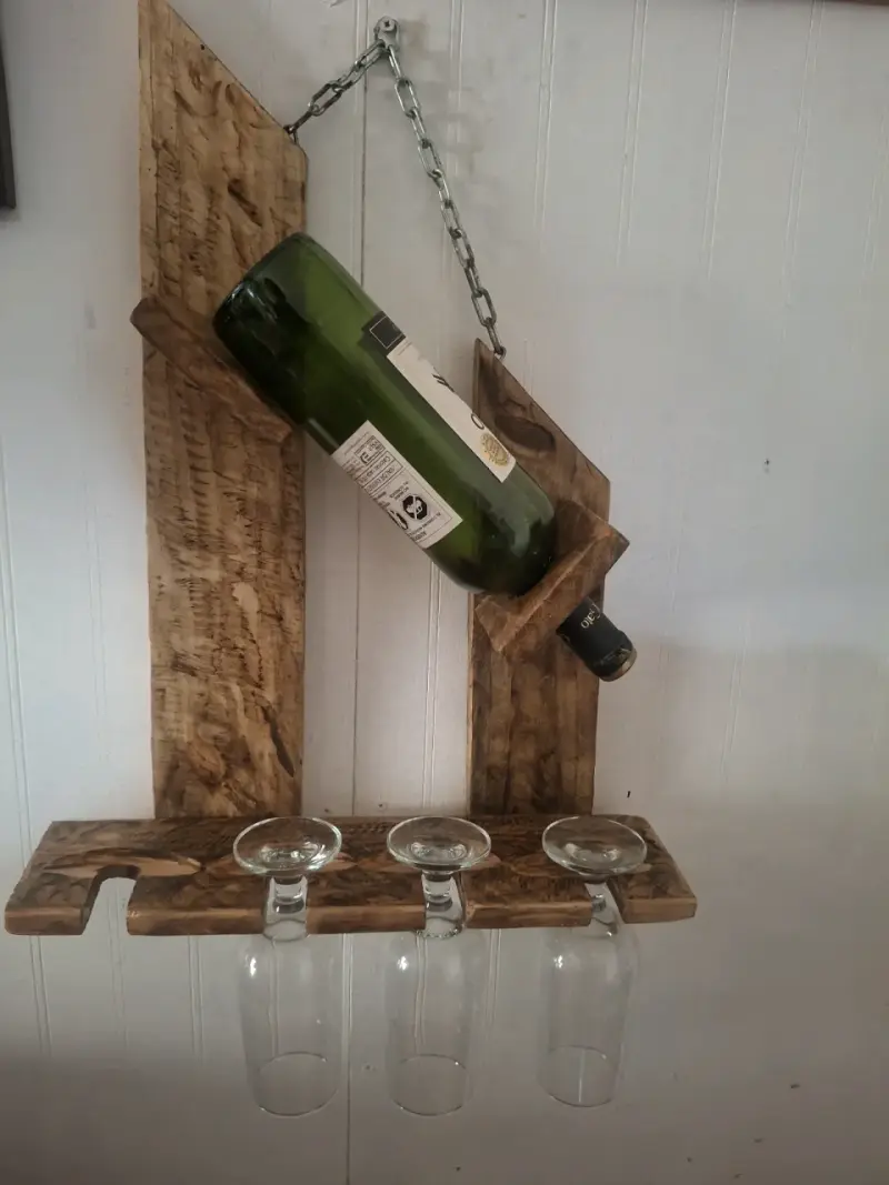 Estante de madera para botellas y copas