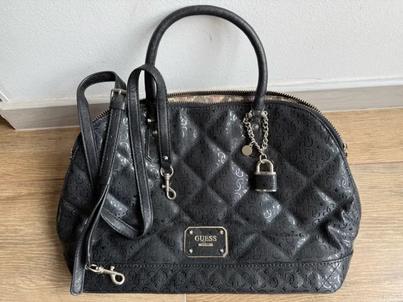 Bolso de mano Guess negro con diseño acolchado - 1