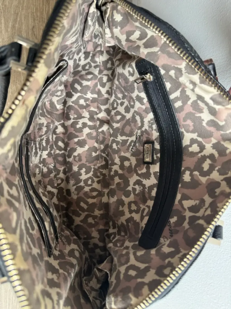 Bolso de mano Guess negro con diseño acolchado - 2
