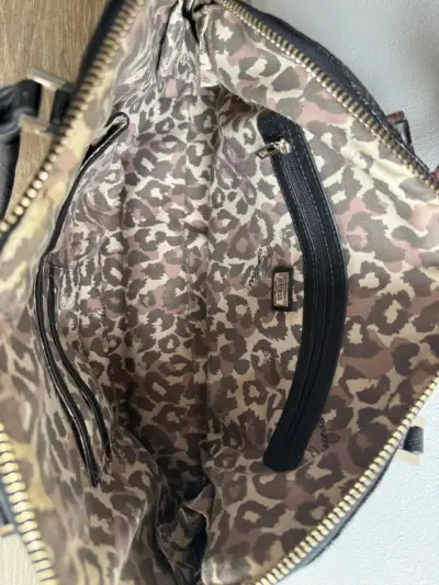 Bolso de mano Guess negro con diseño acolchado - miniatura 2