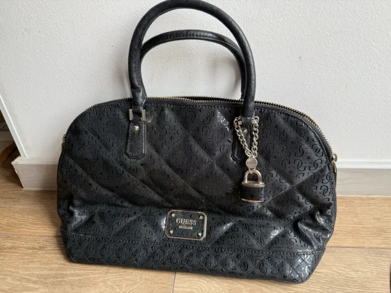 Bolso de mano Guess negro con diseño acolchado - 3