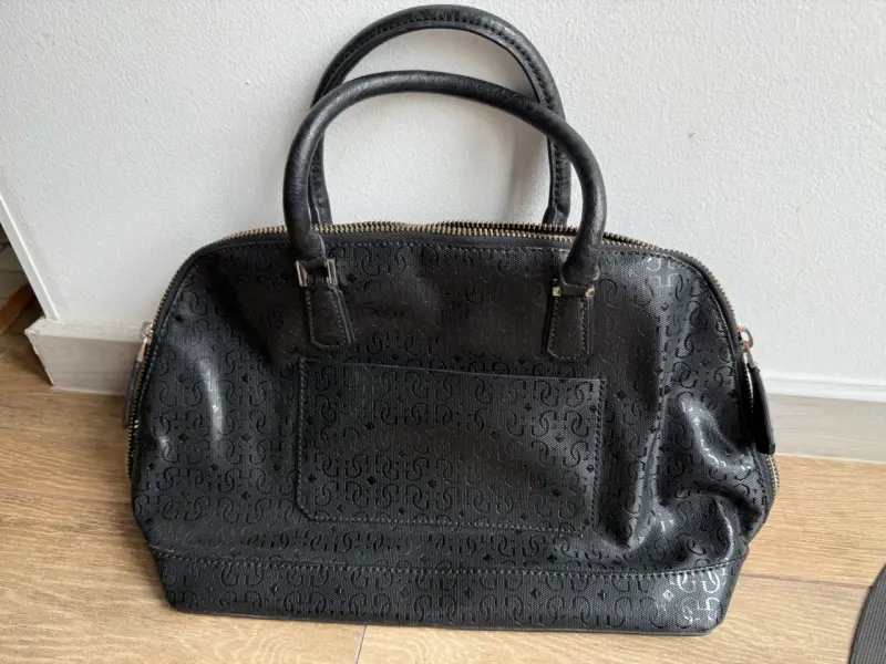 Bolso de mano Guess negro con diseño acolchado - 4