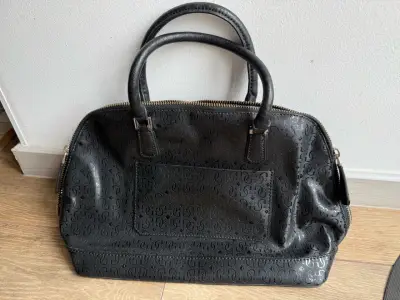 Bolso de mano Guess negro con diseño acolchado - miniatura 4