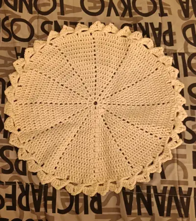 Tapete redondo de crochet beige hecho a mano - miniatura 1