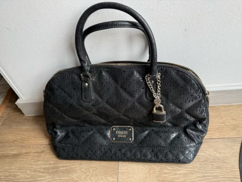 Bolso de mano Guess negro con diseño acolchado - 5
