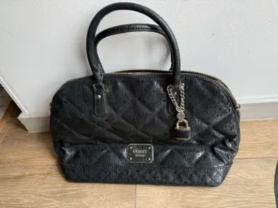 Bolso de mano Guess negro con diseño acolchado - miniatura 5
