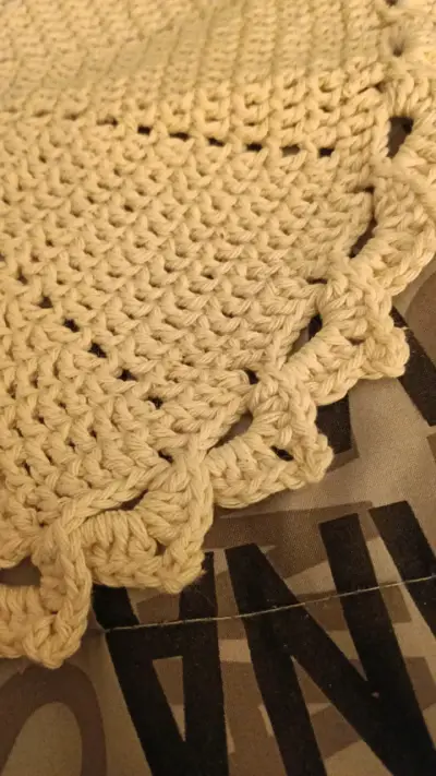 Tapete redondo de crochet beige hecho a mano - miniatura 2