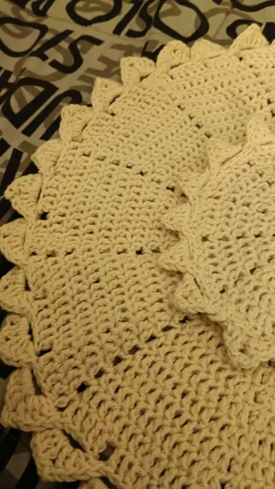 Tapete redondo de crochet beige hecho a mano - miniatura 4